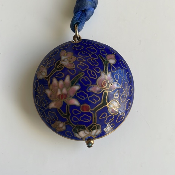 Vintage Round Cloisonne Pendant necklace blue rope chain with flowers. - Picture 4 of 7